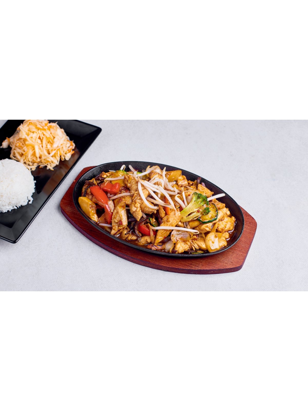 32) kurczak po chińsku na gorącym półmisku